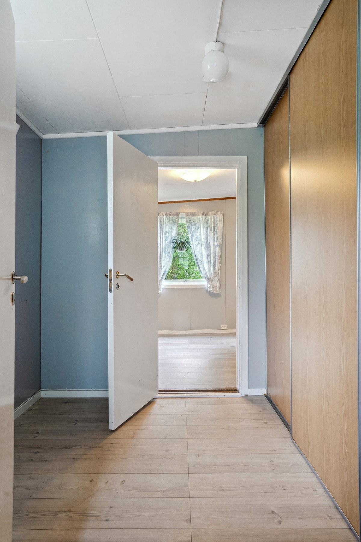 Bod som har blitt brukt som omkledningsrom inn til soverom 4 Galleribilde