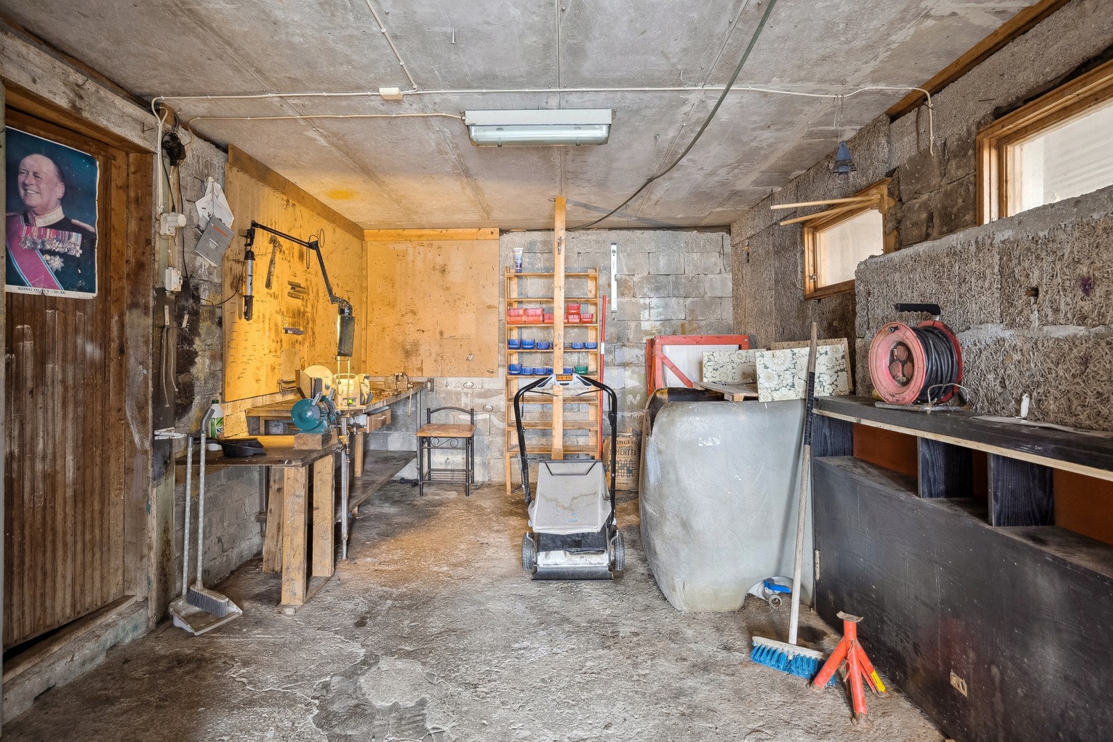 Rommene i kjeller har blitt brukt til oppbevaring og arbeidssted Galleribilde