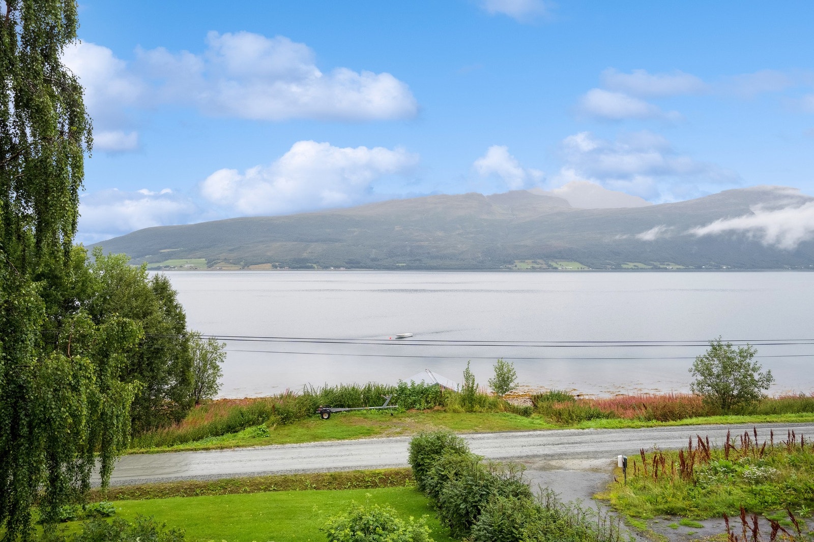 Nydelig utsikt over fjorden mot Svartnes Galleribilde