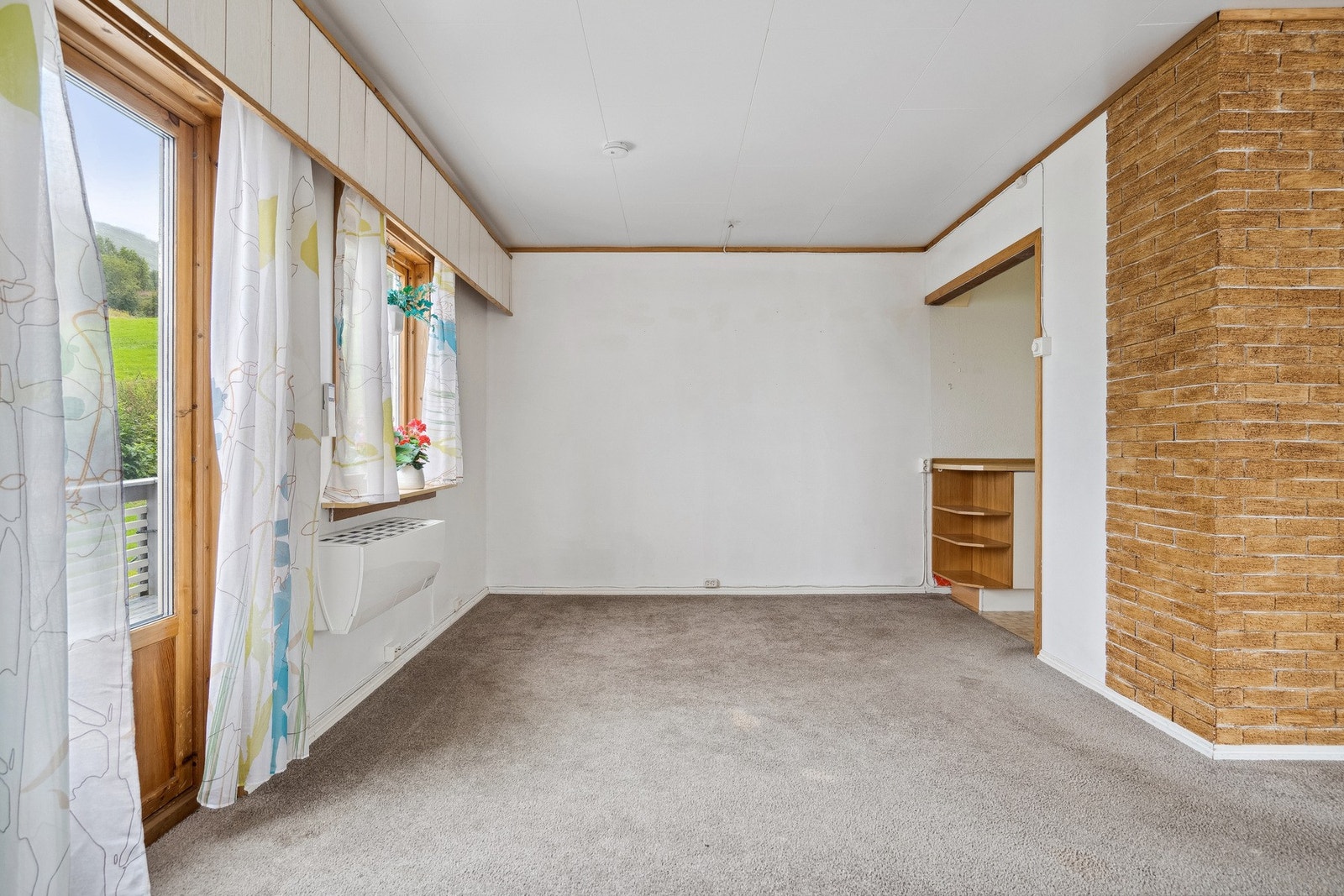 Fra kjøkkenet er det utgang til spisestue hvor det er plass til hele familien Galleribilde