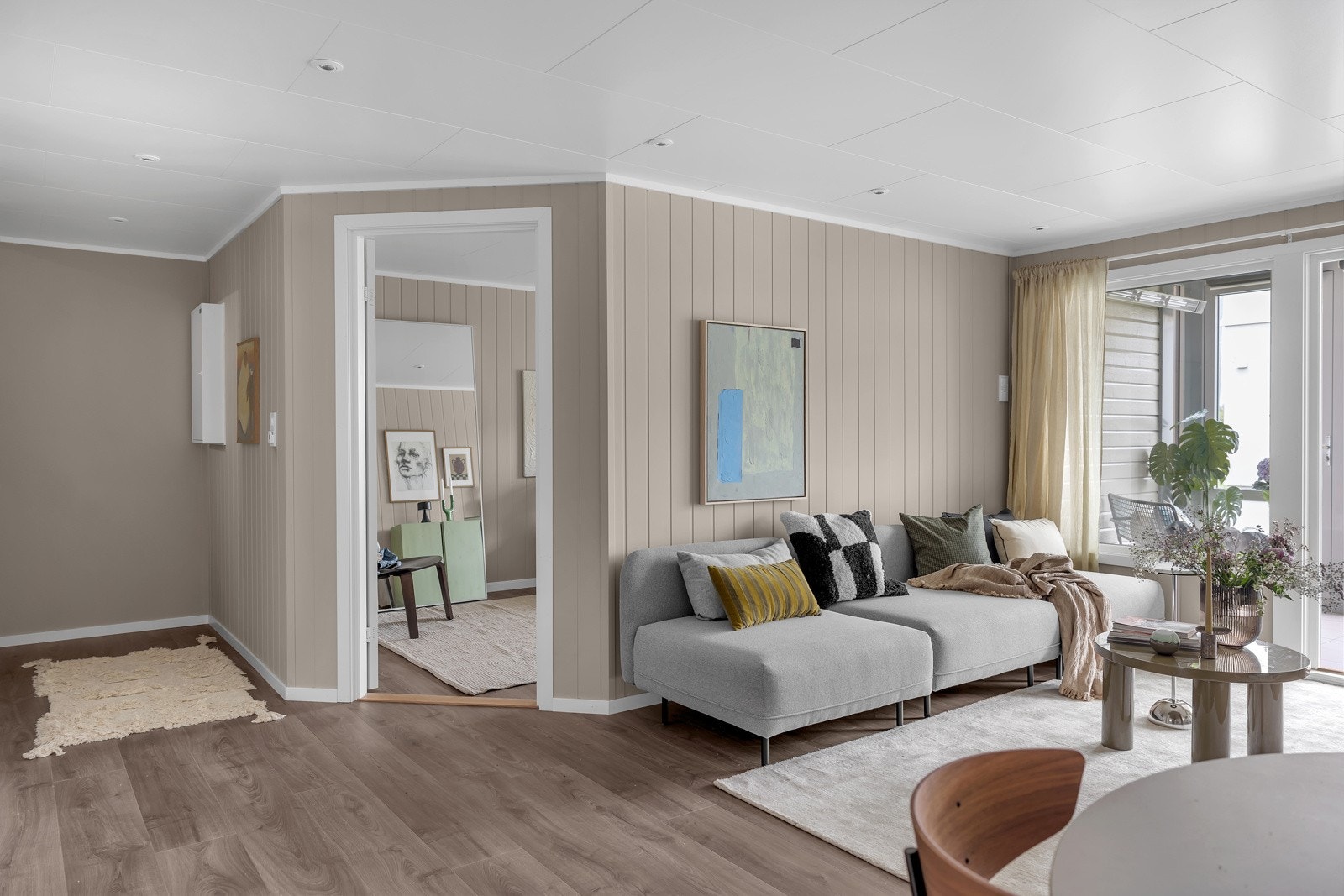 Inngangspartiet leder deg ned til selve leiligheten som består av stort sover, nyrenovert bad, bod, stue/kjøkken og vinterhage Galleribilde