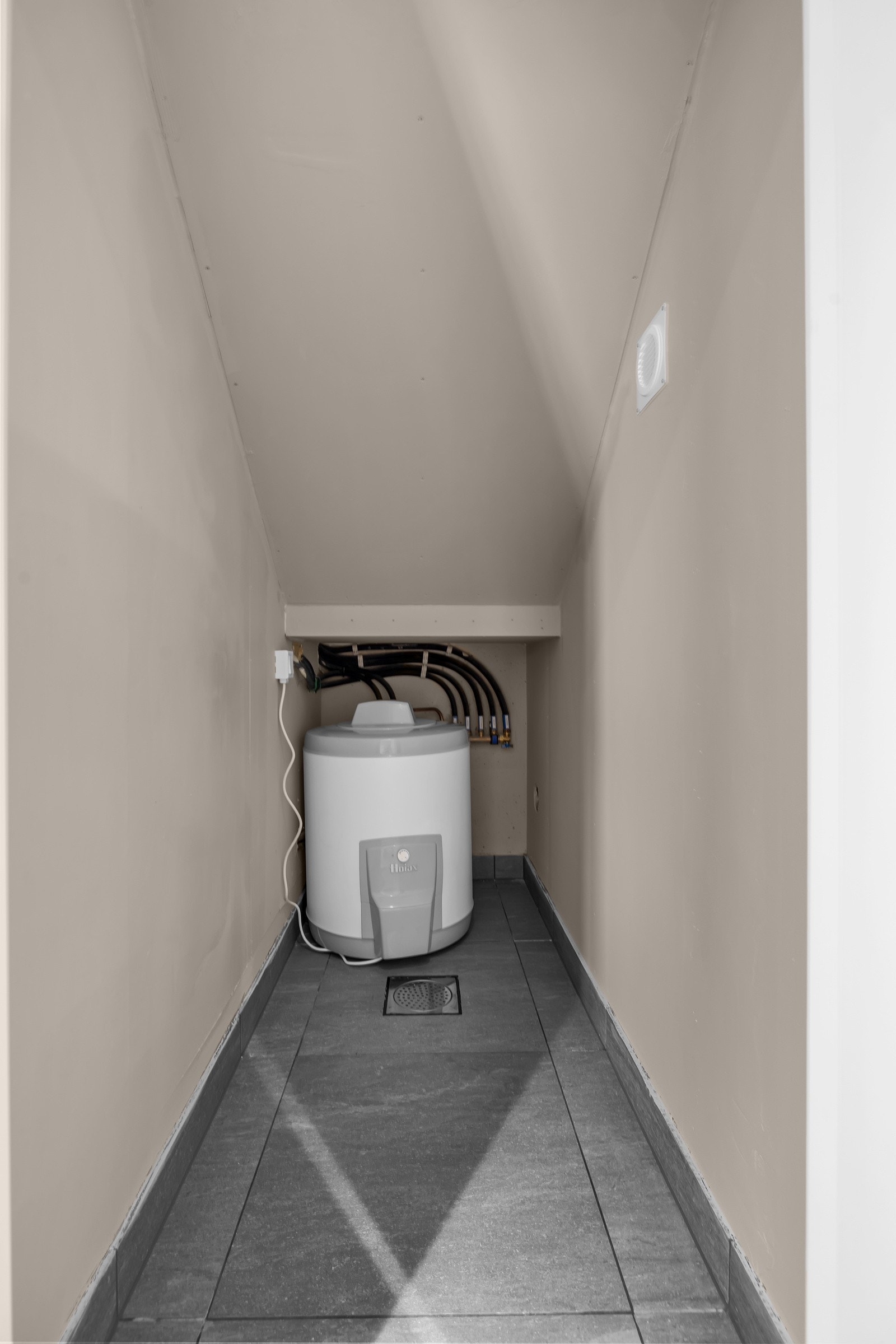 Mellom bade og trappegangen er det en praktisk bod Galleribilde