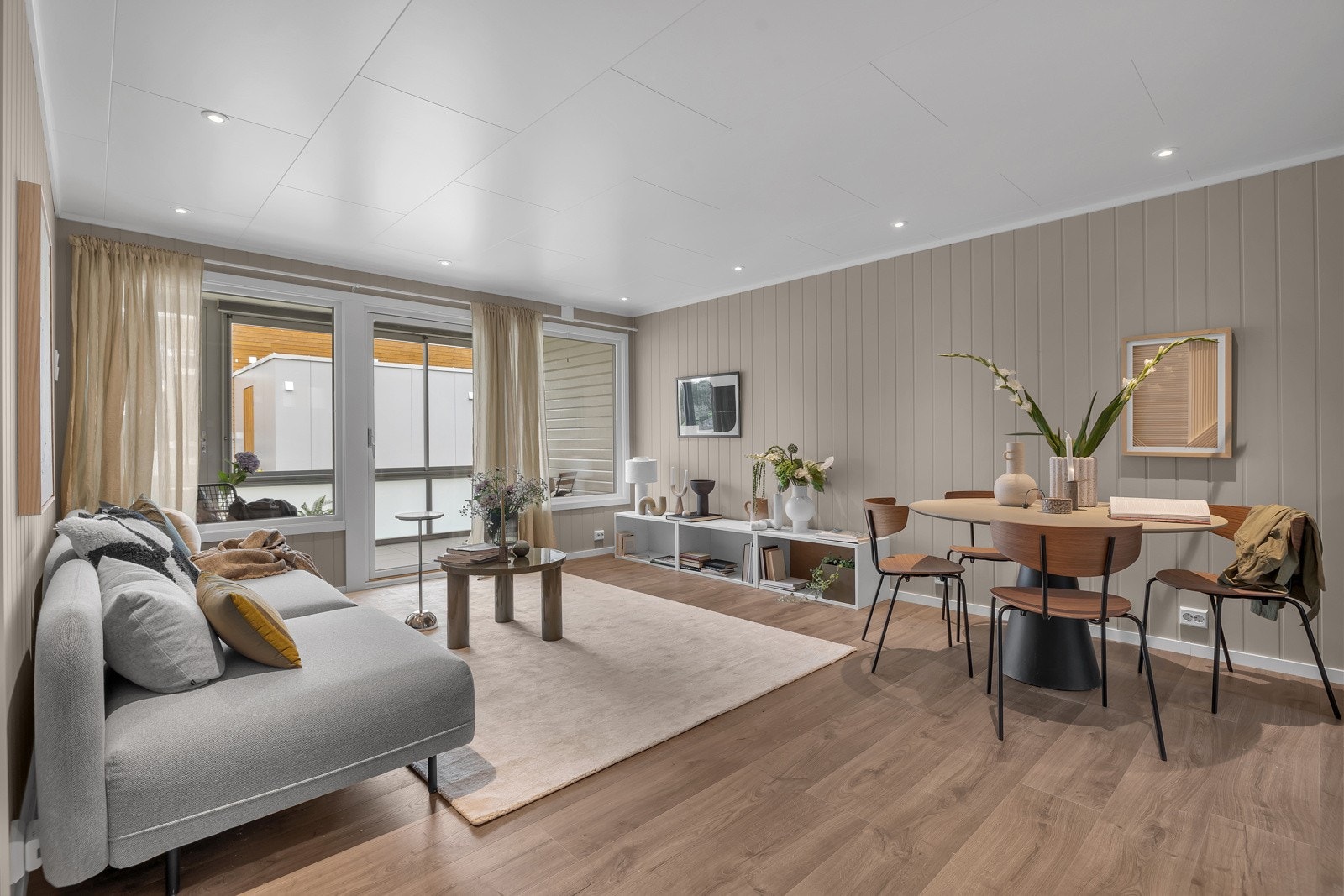 Stue og kjøkken er på ca. 25m2 som gir god plass til møblement Galleribilde