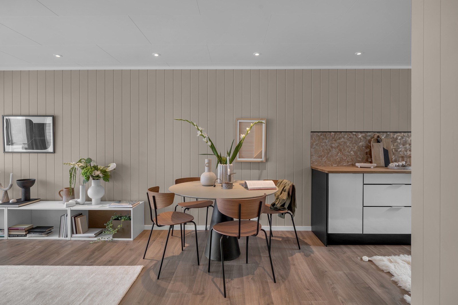 Fra soverommet går du ut til den fine og luftige stuen Galleribilde