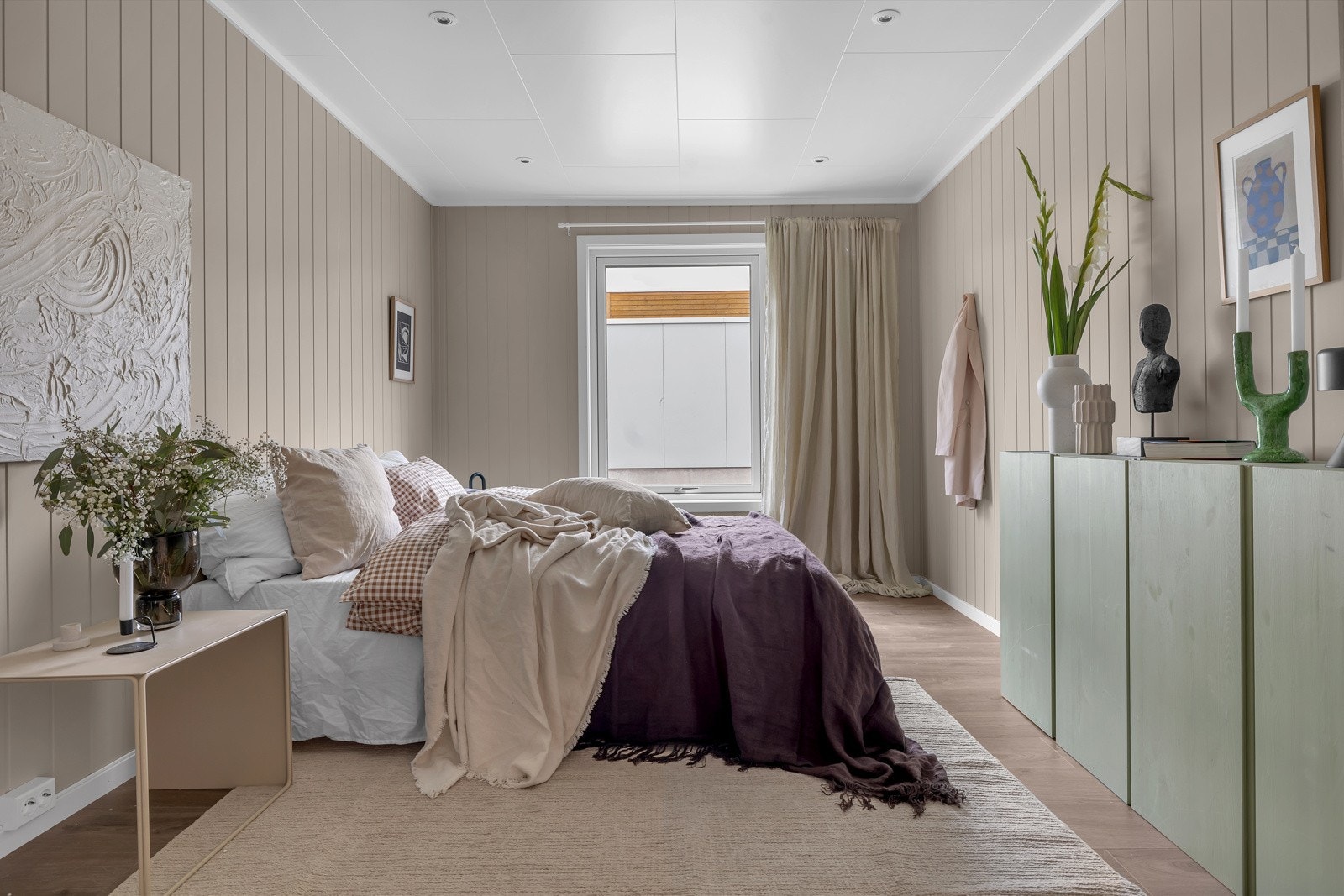 Her finner du rikelig med plass til stor seng og garderobe Galleribilde