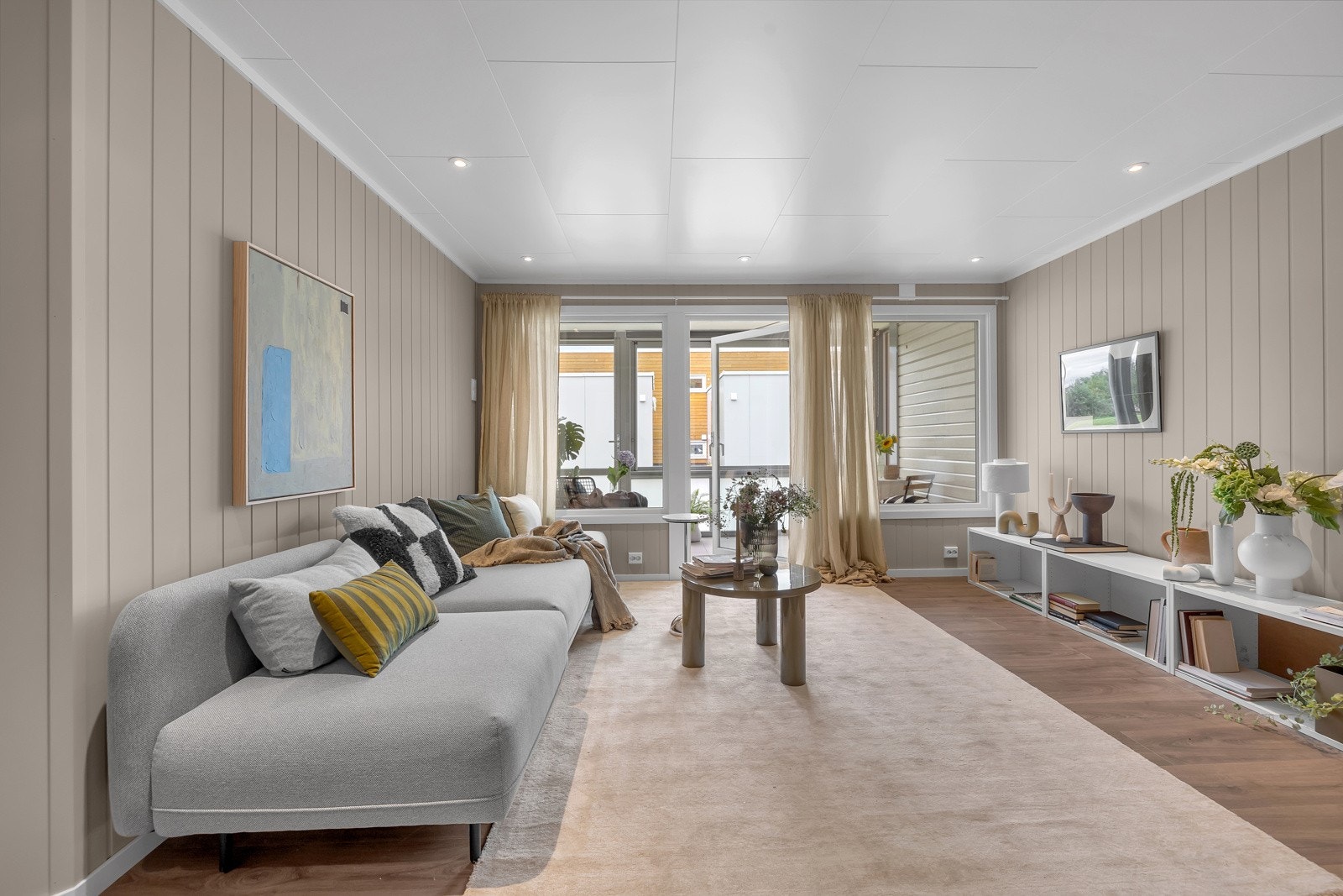 Store vindusflater ut mot vinterhagen som slipper inn mye naturlig lys Galleribilde