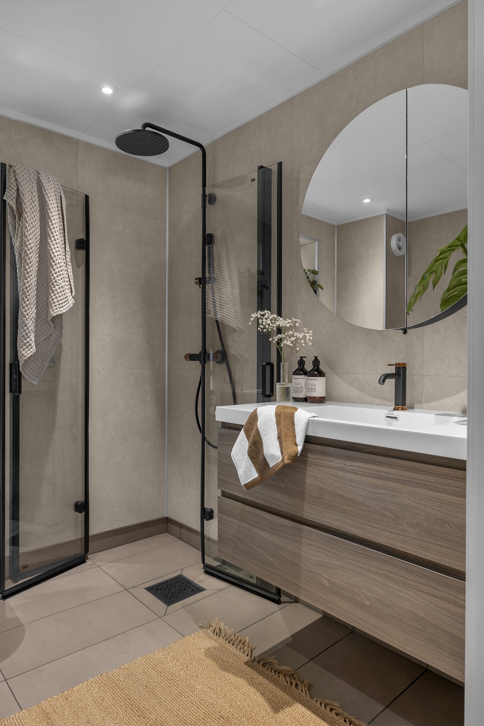 Nydelig renovert med pent flisvalg, sorte detaljer og en praktisk innredning Galleribilde