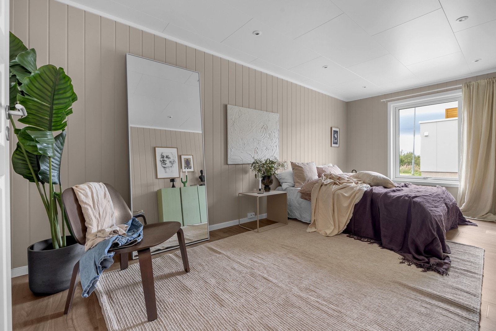 Soverommet er svært romslig på nesten 15m2 Galleribilde