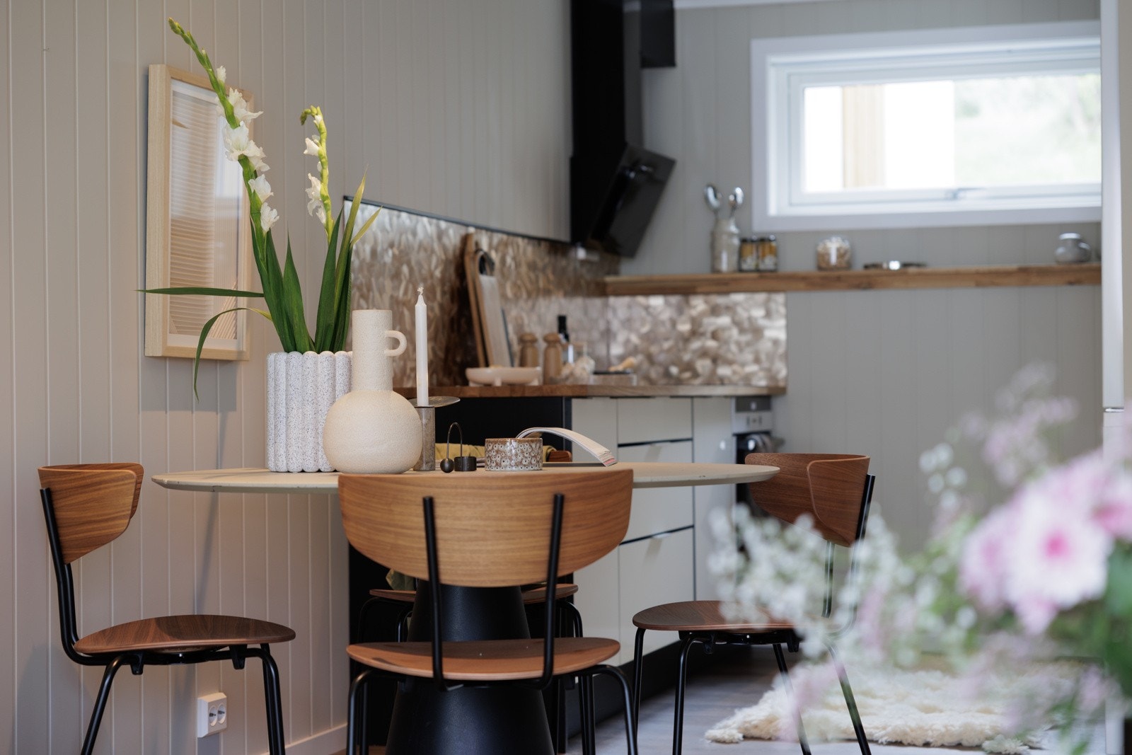 Stue og kjøkken er i delvis åpen løsning Galleribilde