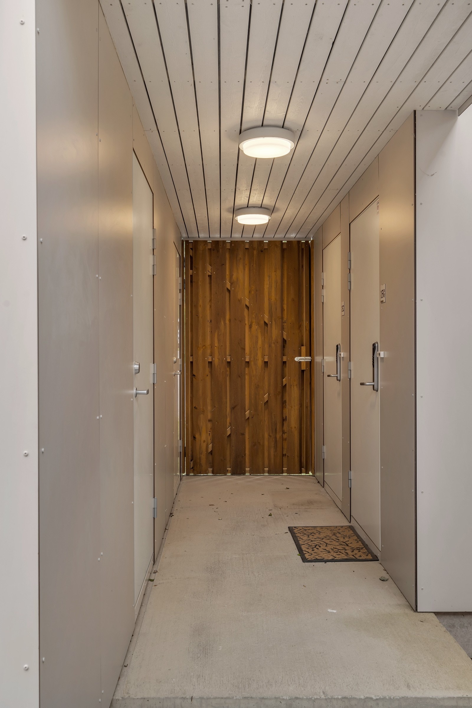 Til leiligheten er det en stor sportsbod vis-a-vis inngangspartiet Galleribilde