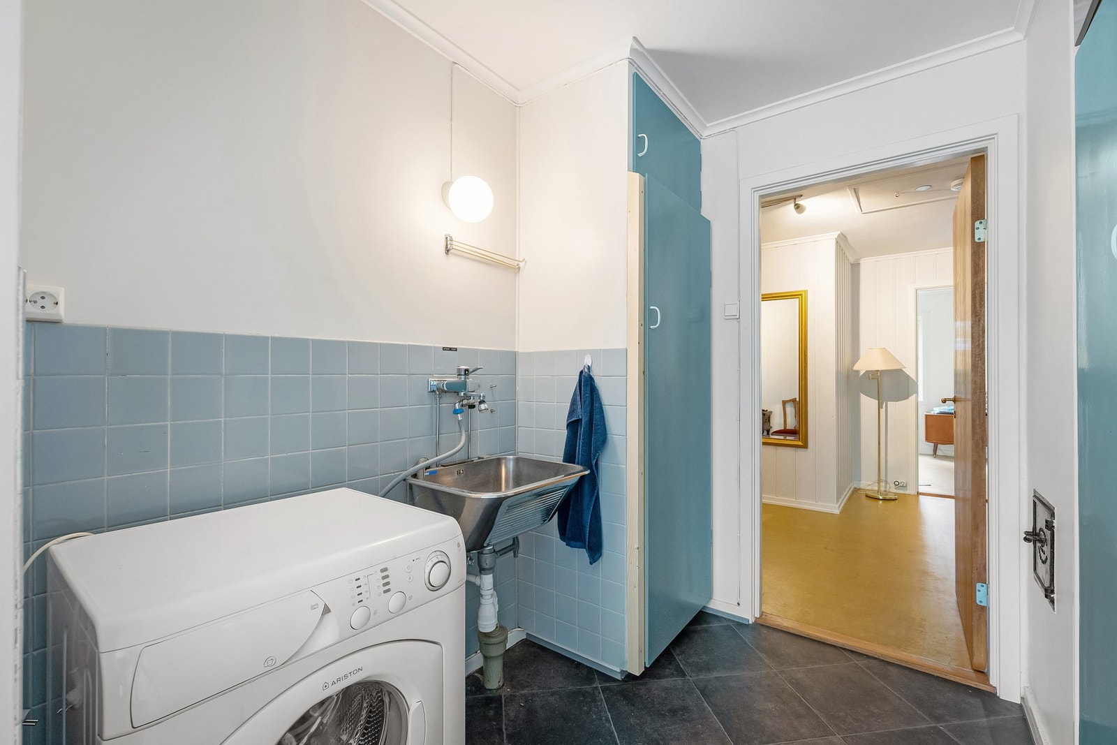 Utslagsvask og opplegg for vaskemaskin Galleribilde