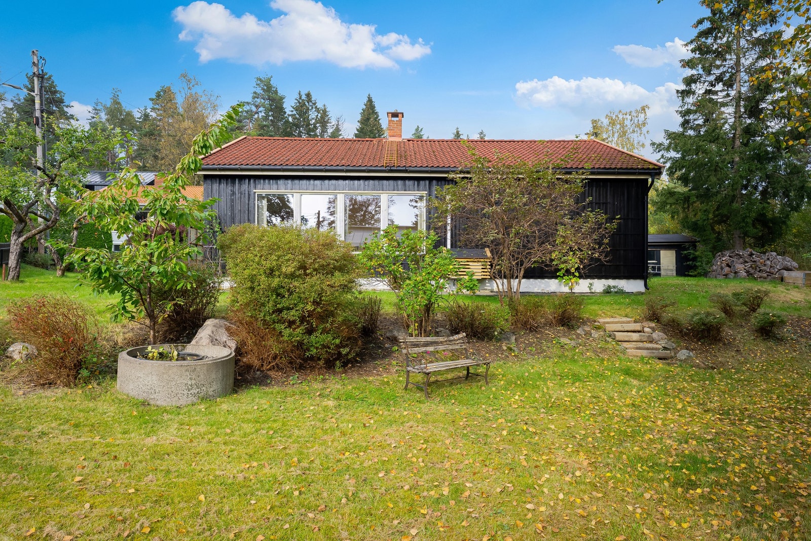 Sjarmerende enebolig omkranset av naturskjønn hage Galleribilde