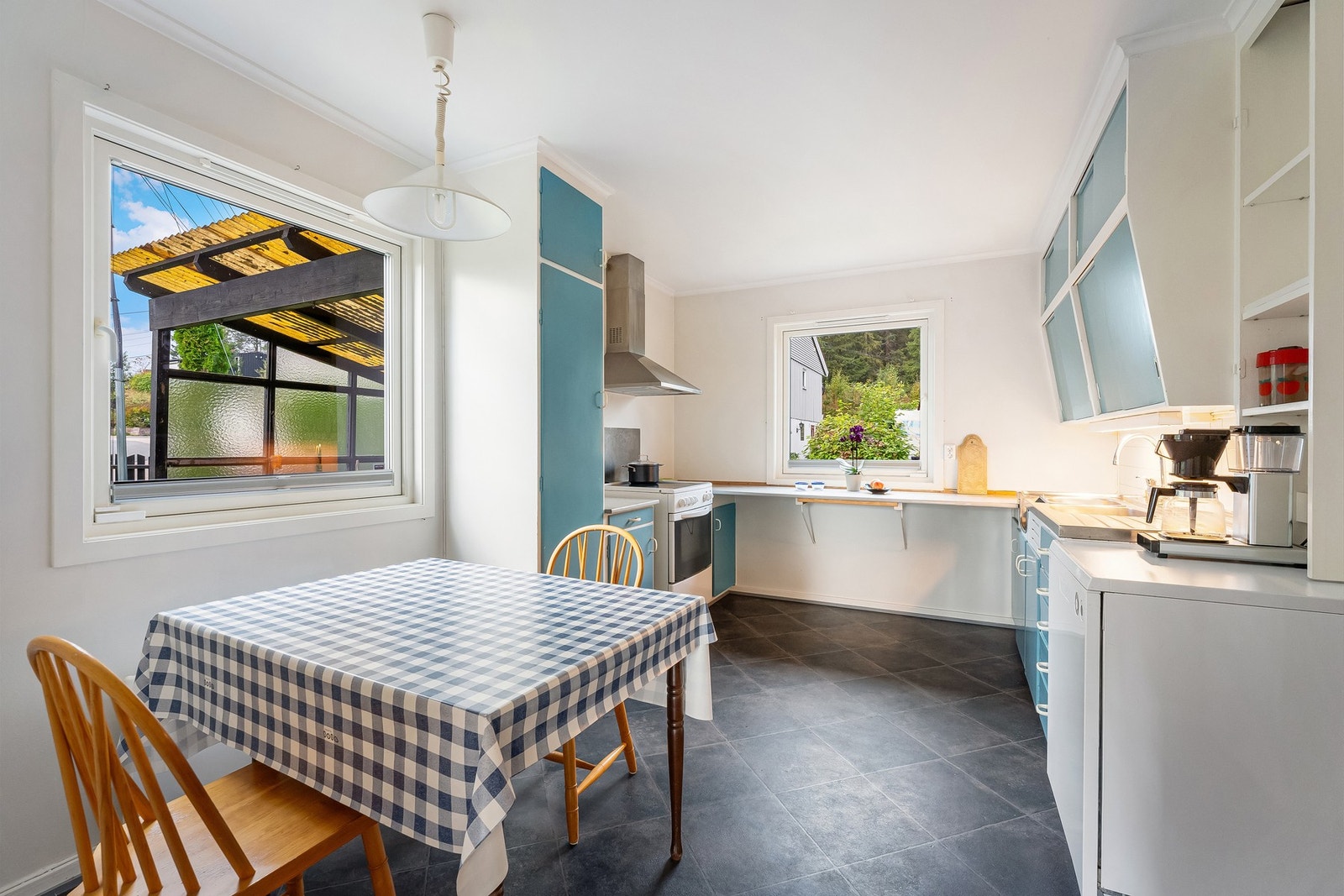 Sjarmerende kjøkken med spiseplass Galleribilde