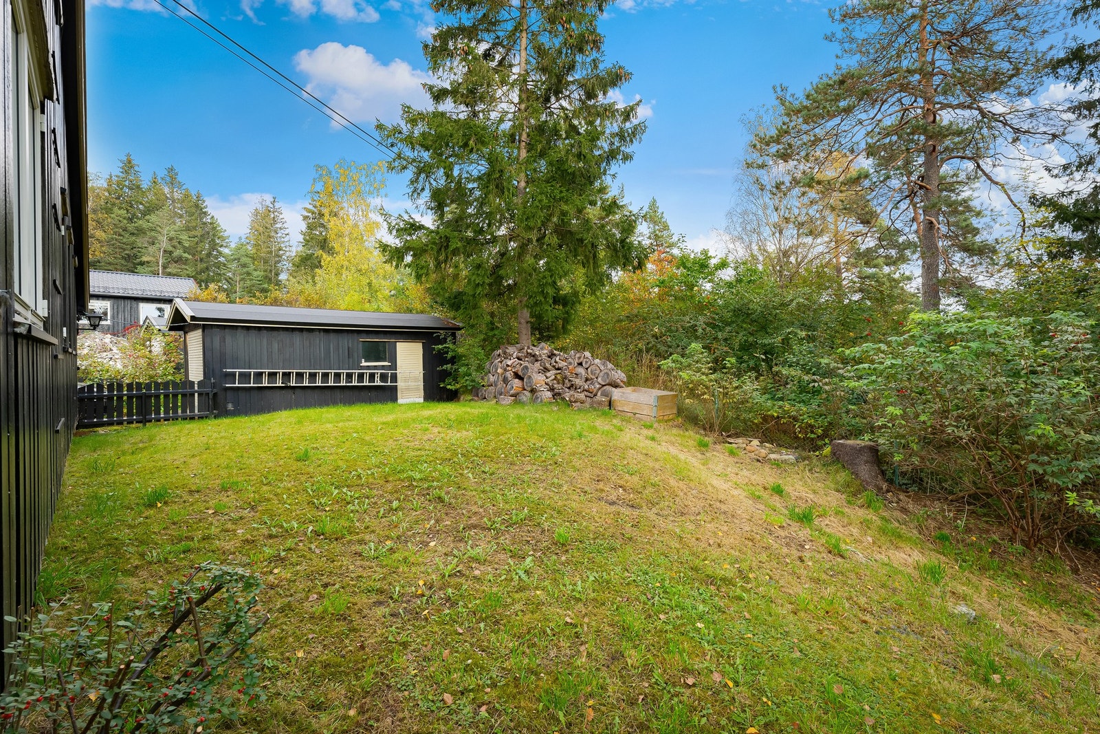 Boligen ligger vakkert til, grensende mot marka og turstier rett i bakkant av boligen Galleribilde