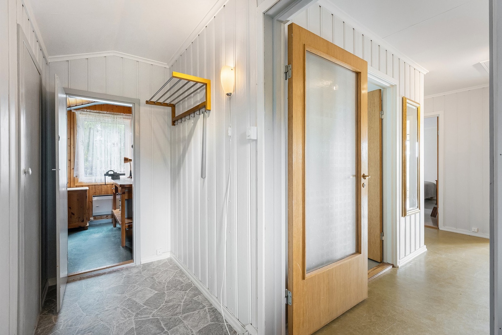 Boligen har flere boder med plass til oppbevaring Galleribilde