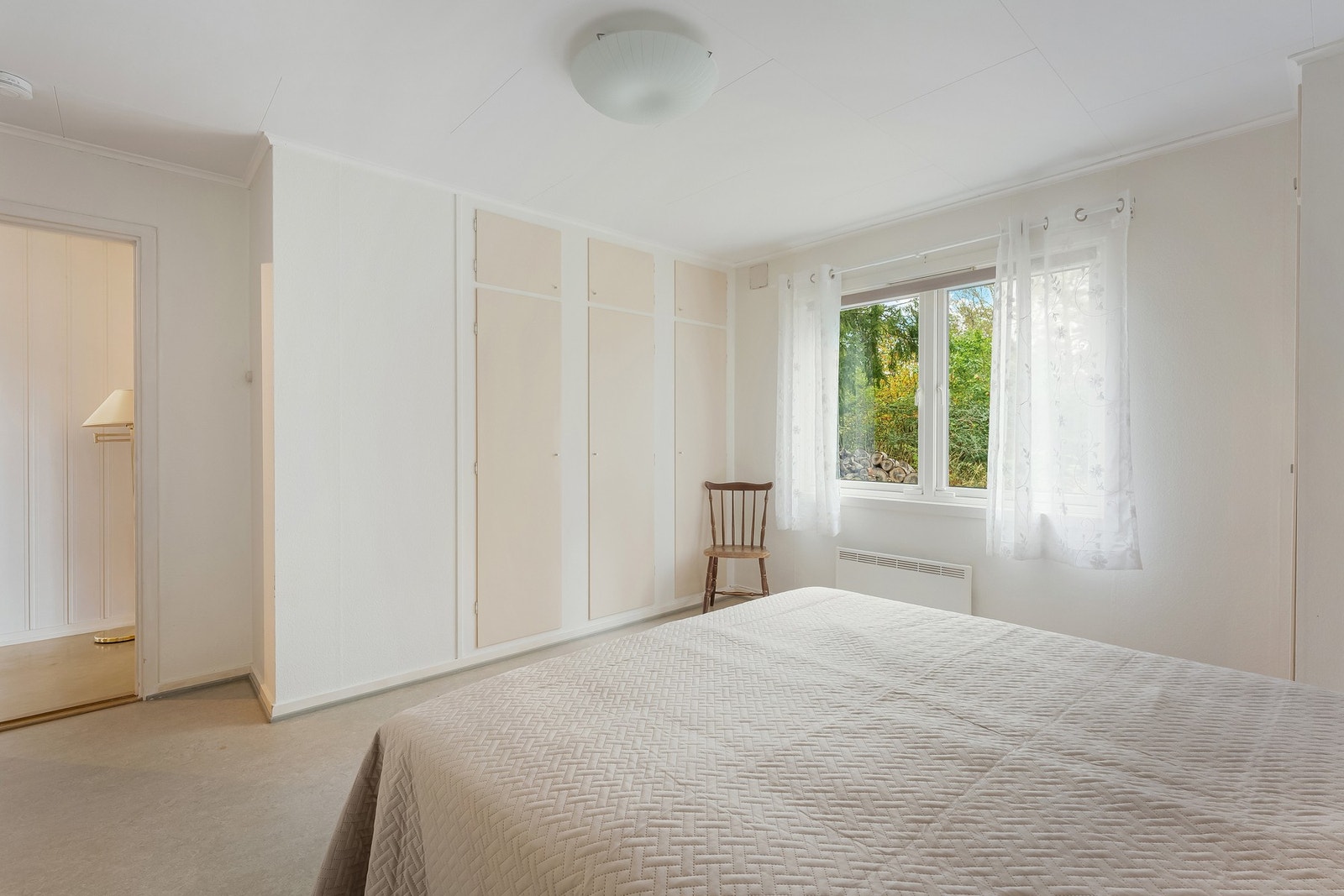 Hovedsoverom med innfelte garderobeskap Galleribilde