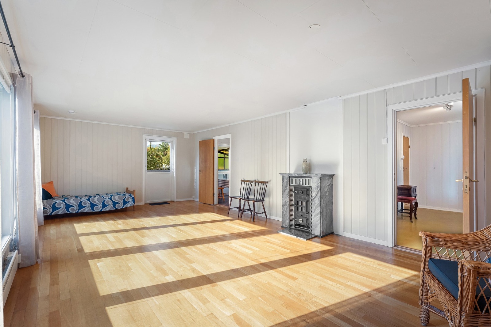 Fra stuen er det direkte utgang til markterrasse og hage Galleribilde