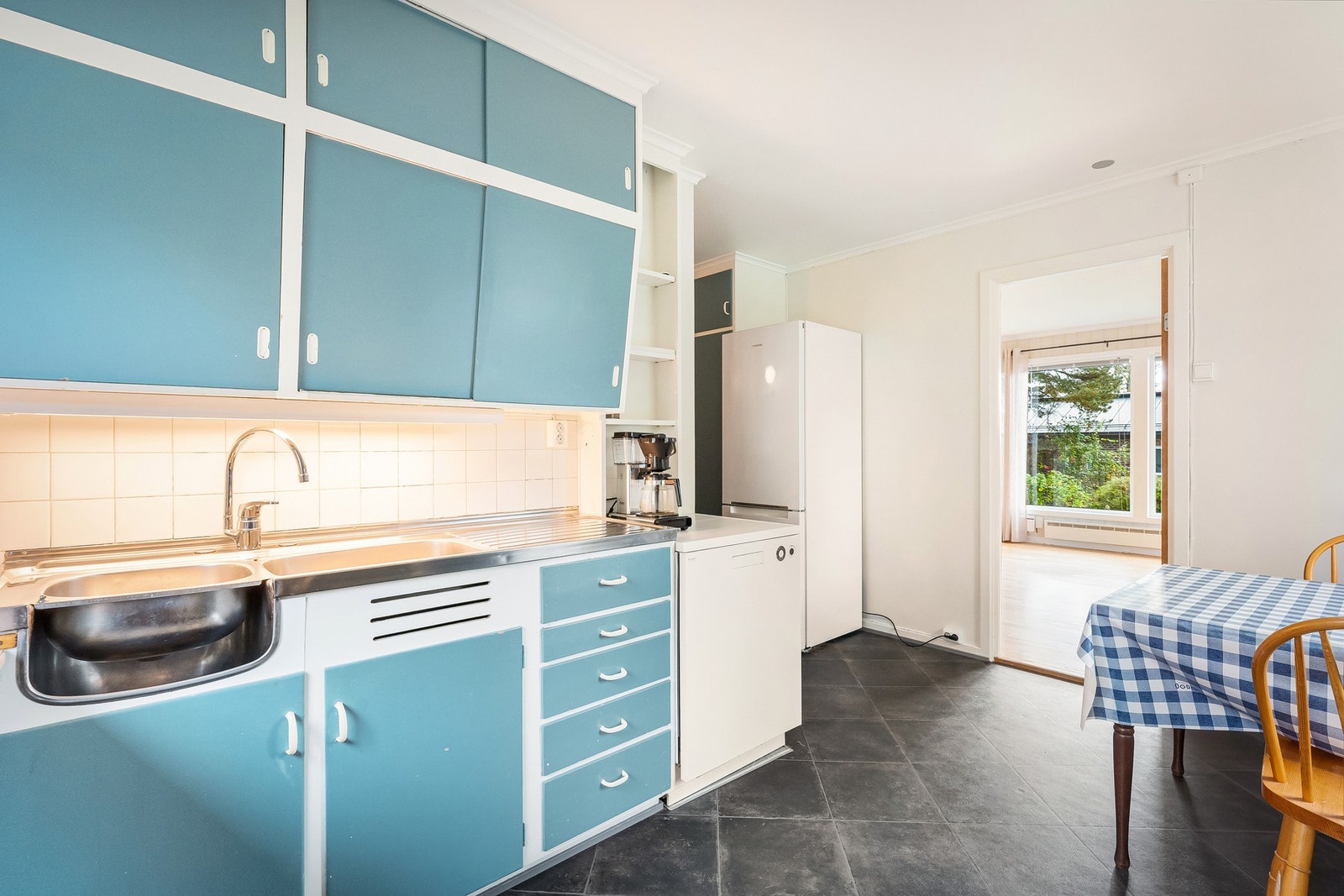 Fliser pa? vegg over benkeskap. Belysning under overskap og laminat benkeplate. Benkebeslag med kum i rustfritt sta?l. Galleribilde