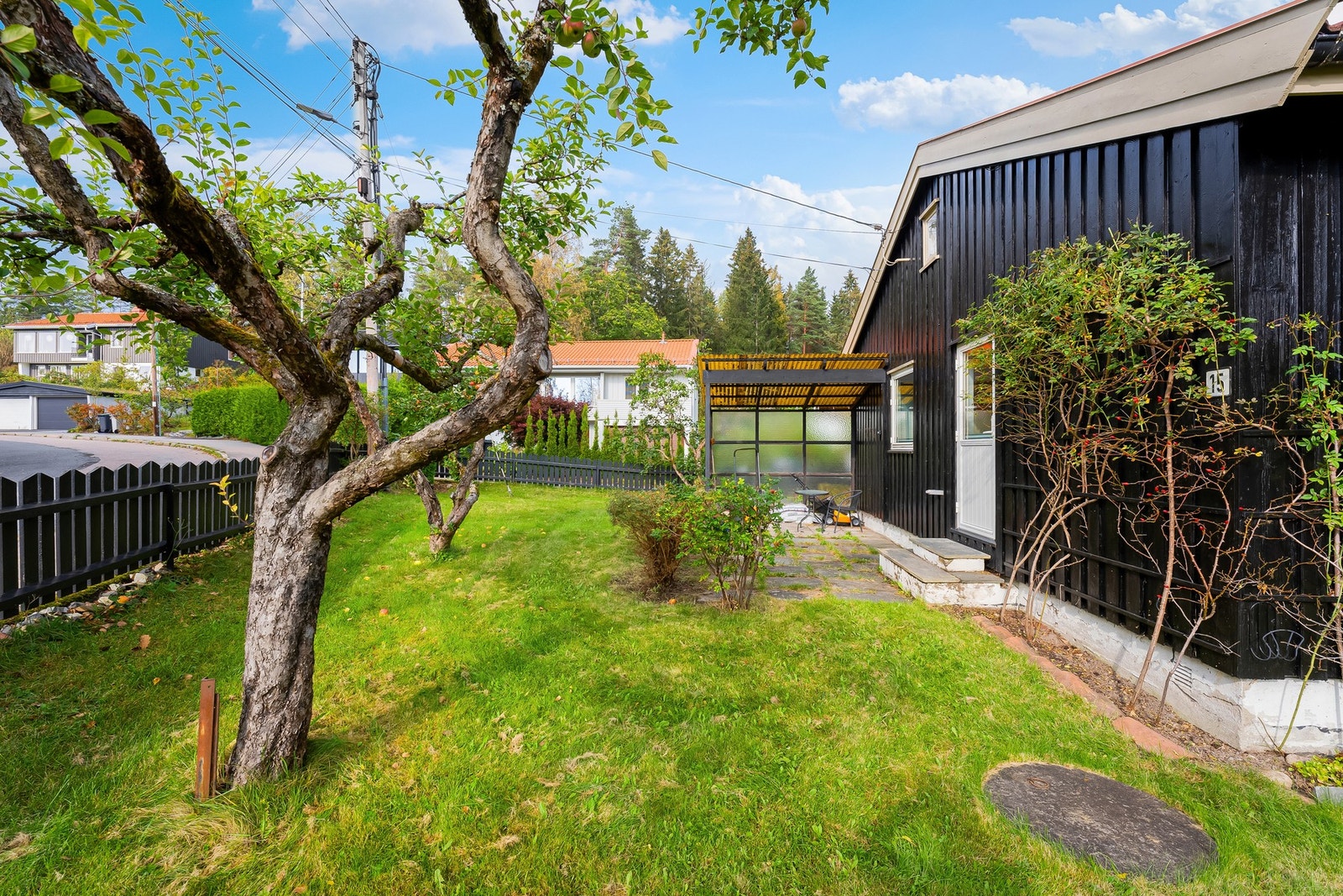 Boligen og hagen er tomten er inngjerdet og fremstår meget barnevennlig Galleribilde