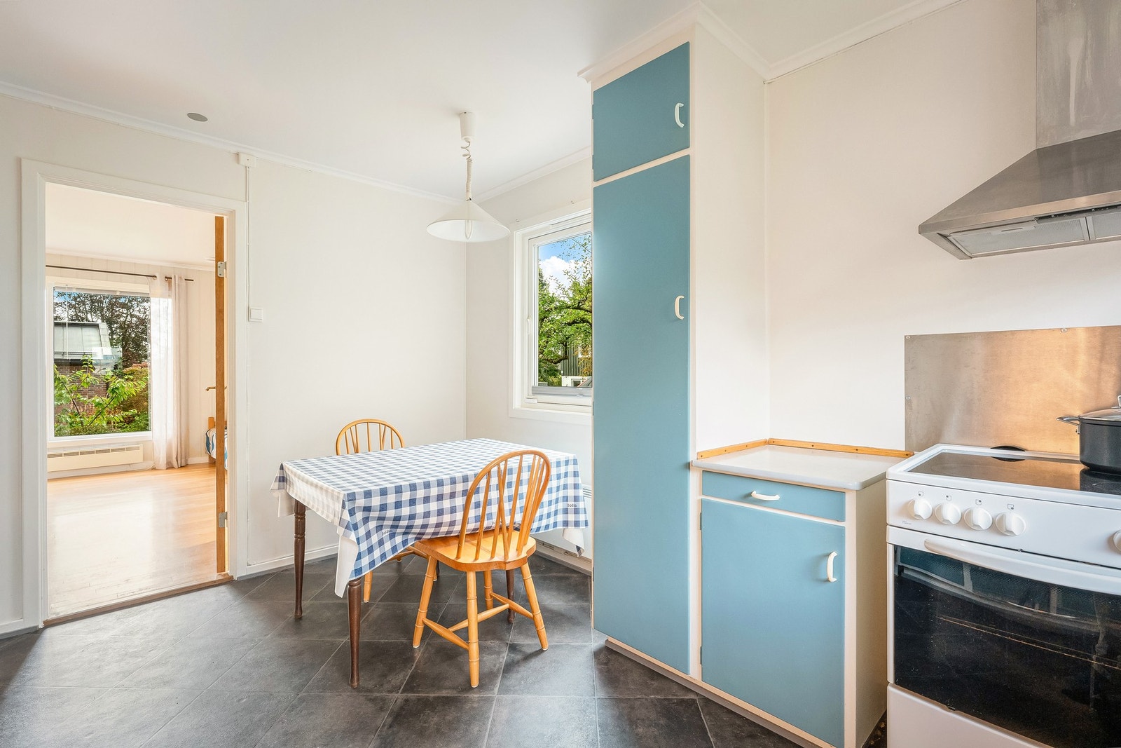 Kjøkkenet har hovedsakelig frittstående hvitevarer, ventilator i kjøkken med avtrekk gjennom yttervegg. Galleribilde