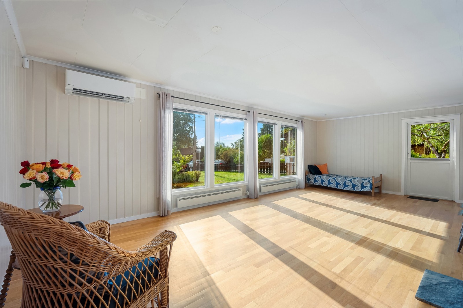 Lys og hyggelig stue med store vindusflater Galleribilde