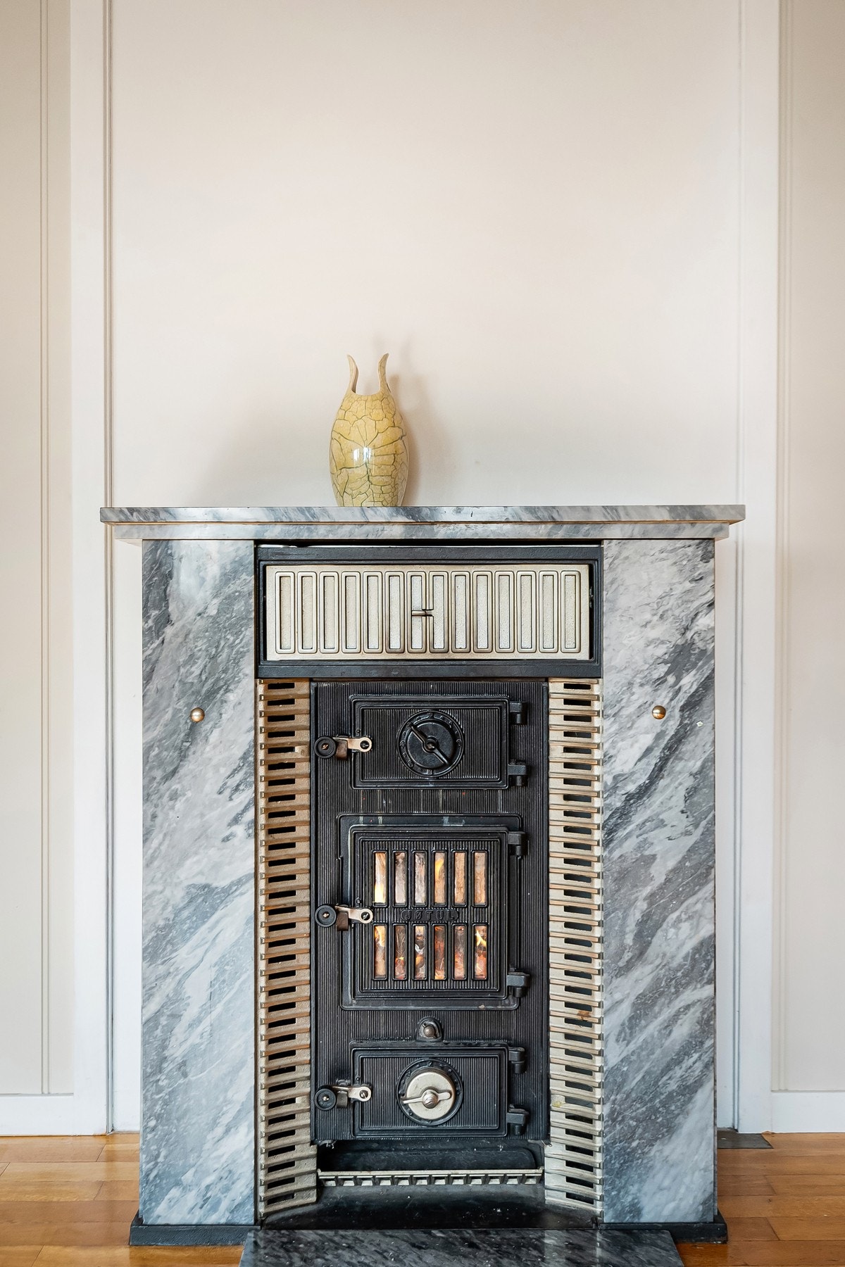Vakker og tidløs peisovn i stue Galleribilde