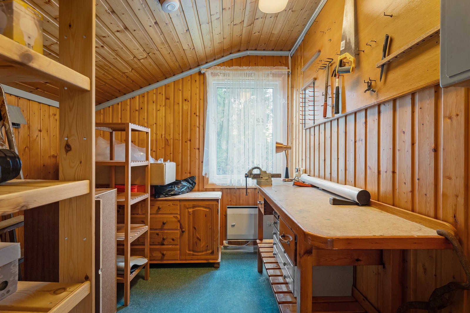 Stort hobbyrom/bod med vindu, inngang fra entré Galleribilde