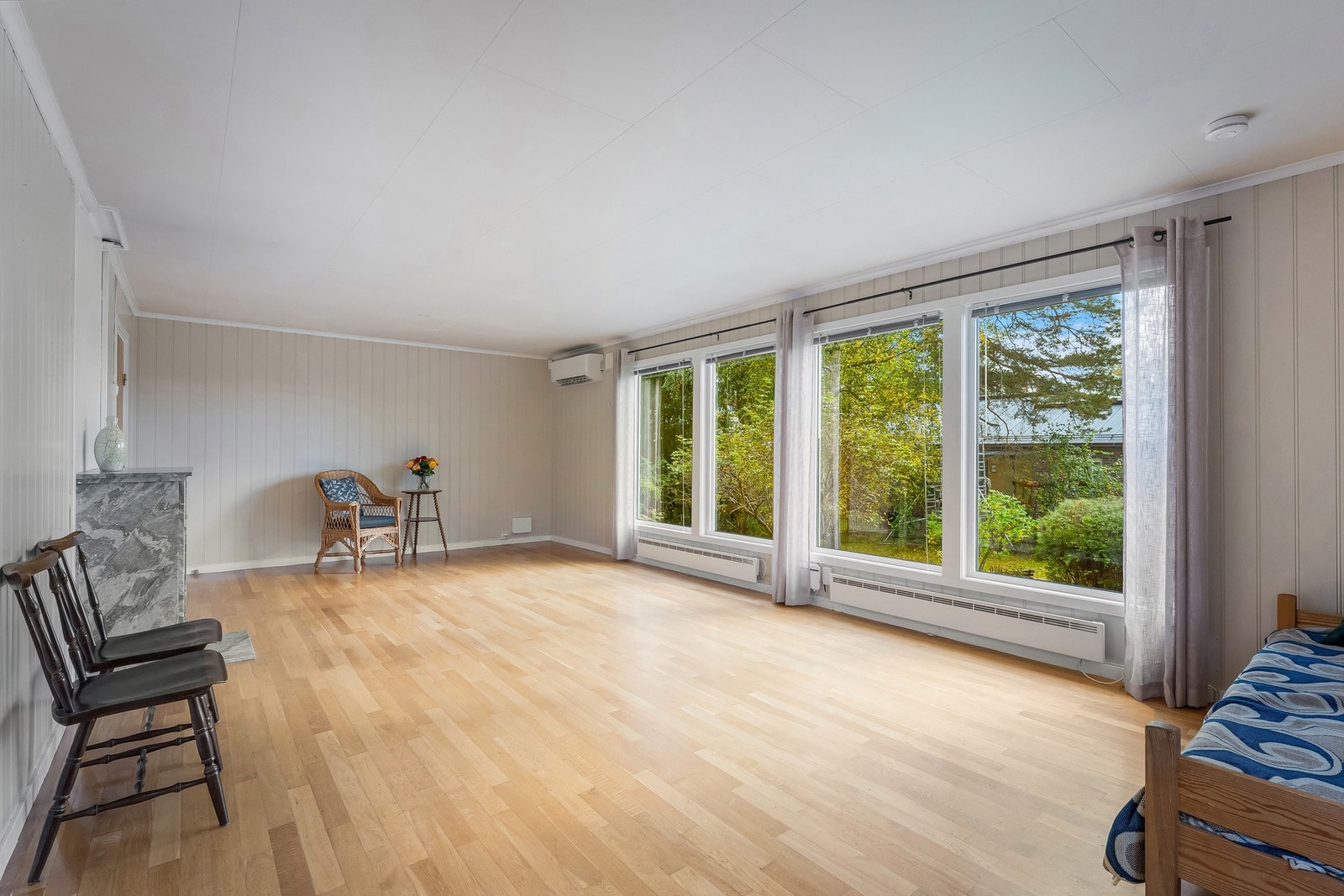 Store vinduer fra gulv til tak slipper både natur og lys inn Galleribilde