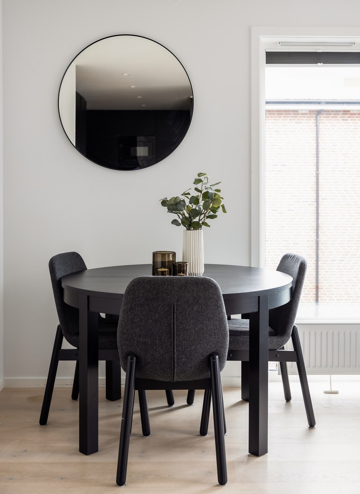 I andre enden av stuen kan man innrede med en hyggelig spisegruppe. Galleribilde