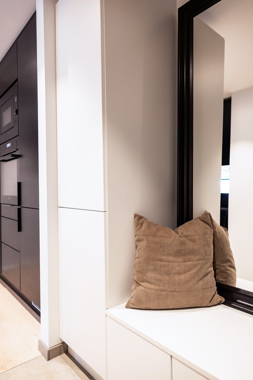 Entréen har en praktisk plassbygd garderobløsning. Galleribilde