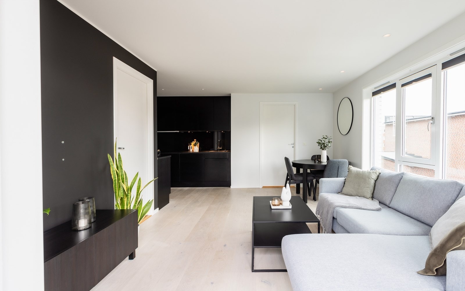 En lys og moderne 3-roms med en solrik balkong og gjennomgående god standard. Galleribilde