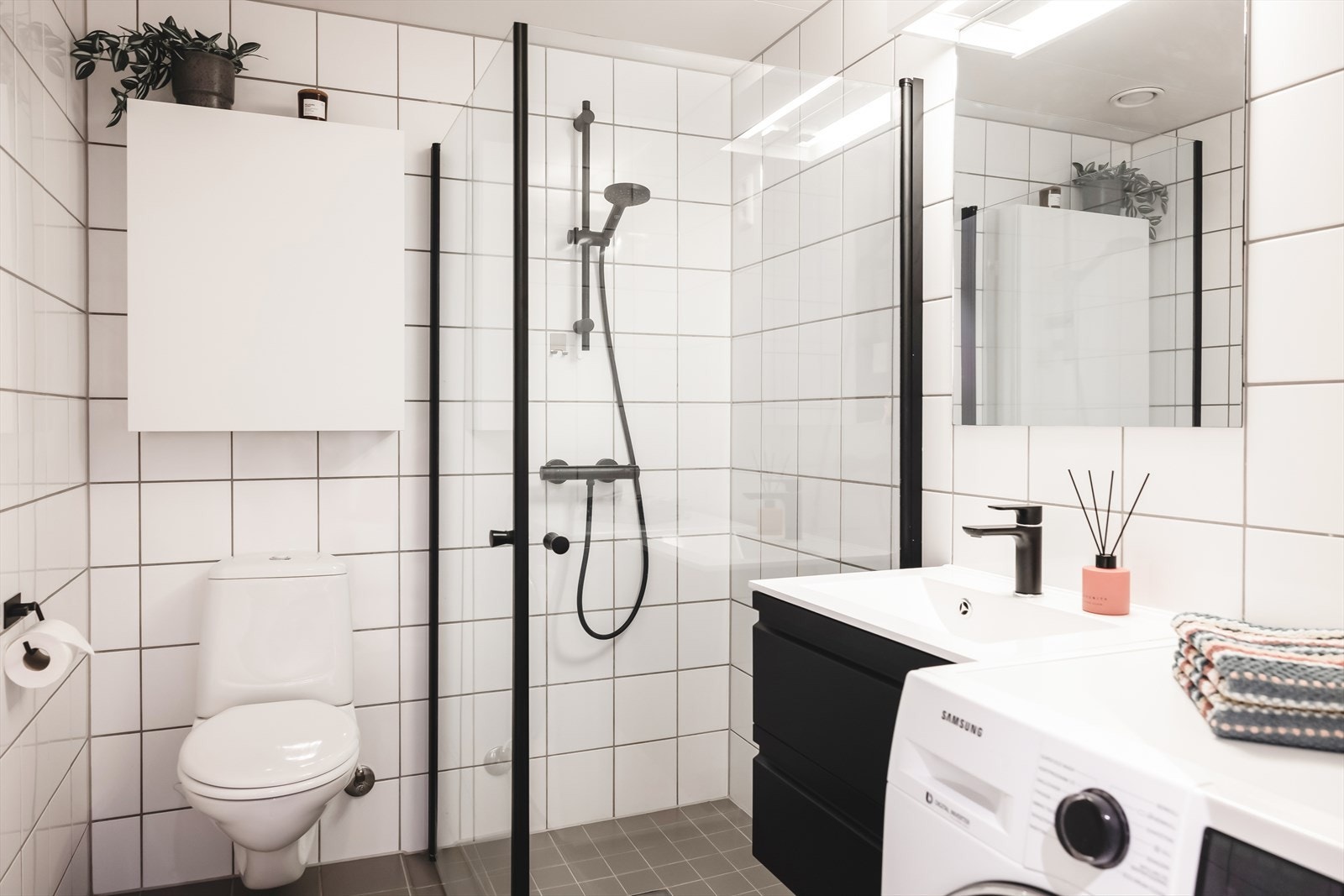 Lyst og pent flislagt bad fra 2009, oppført som kabinbad. Galleribilde