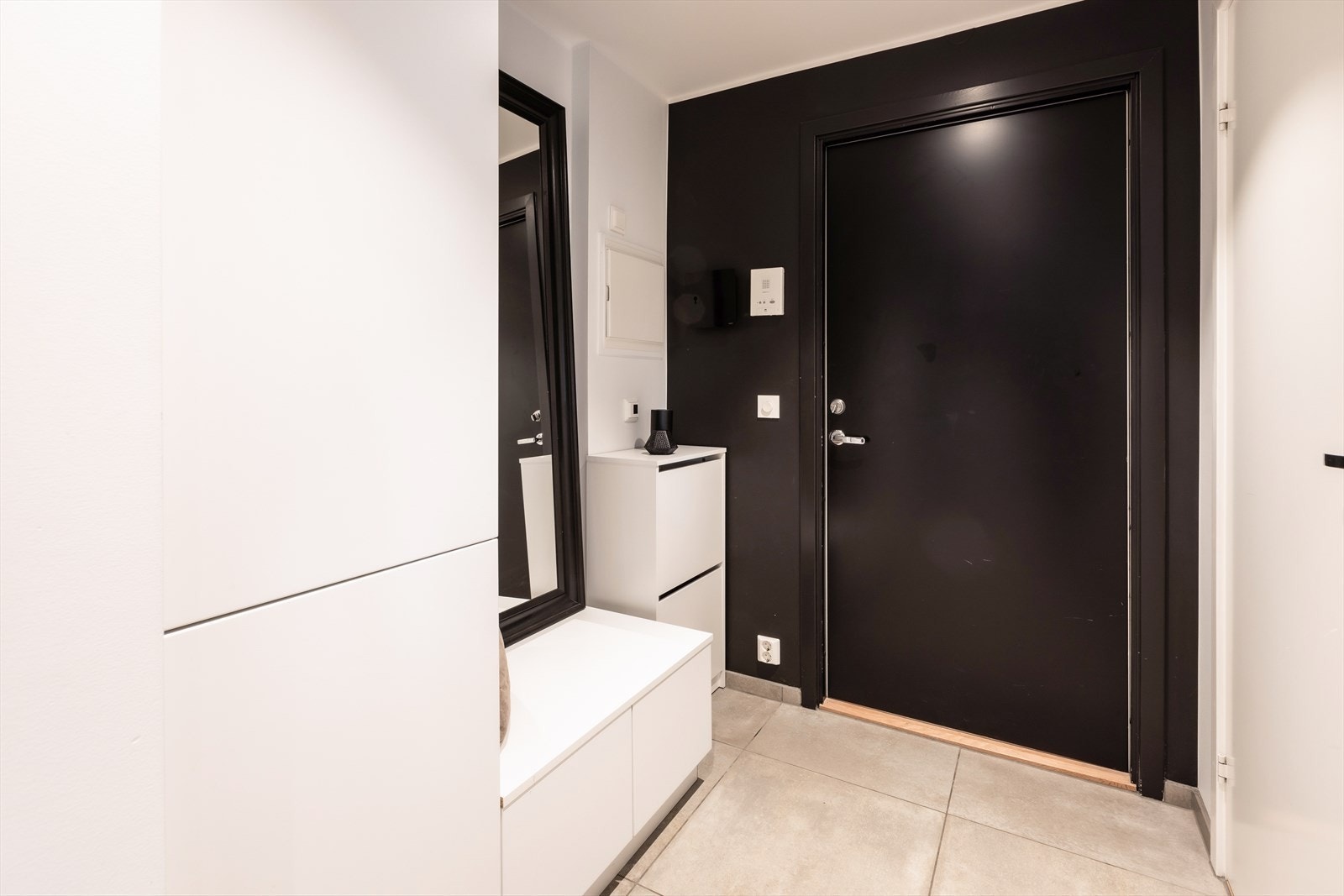 Hyggelig entré med god plass til å henge opp jakker og sette fra seg sko. Galleribilde