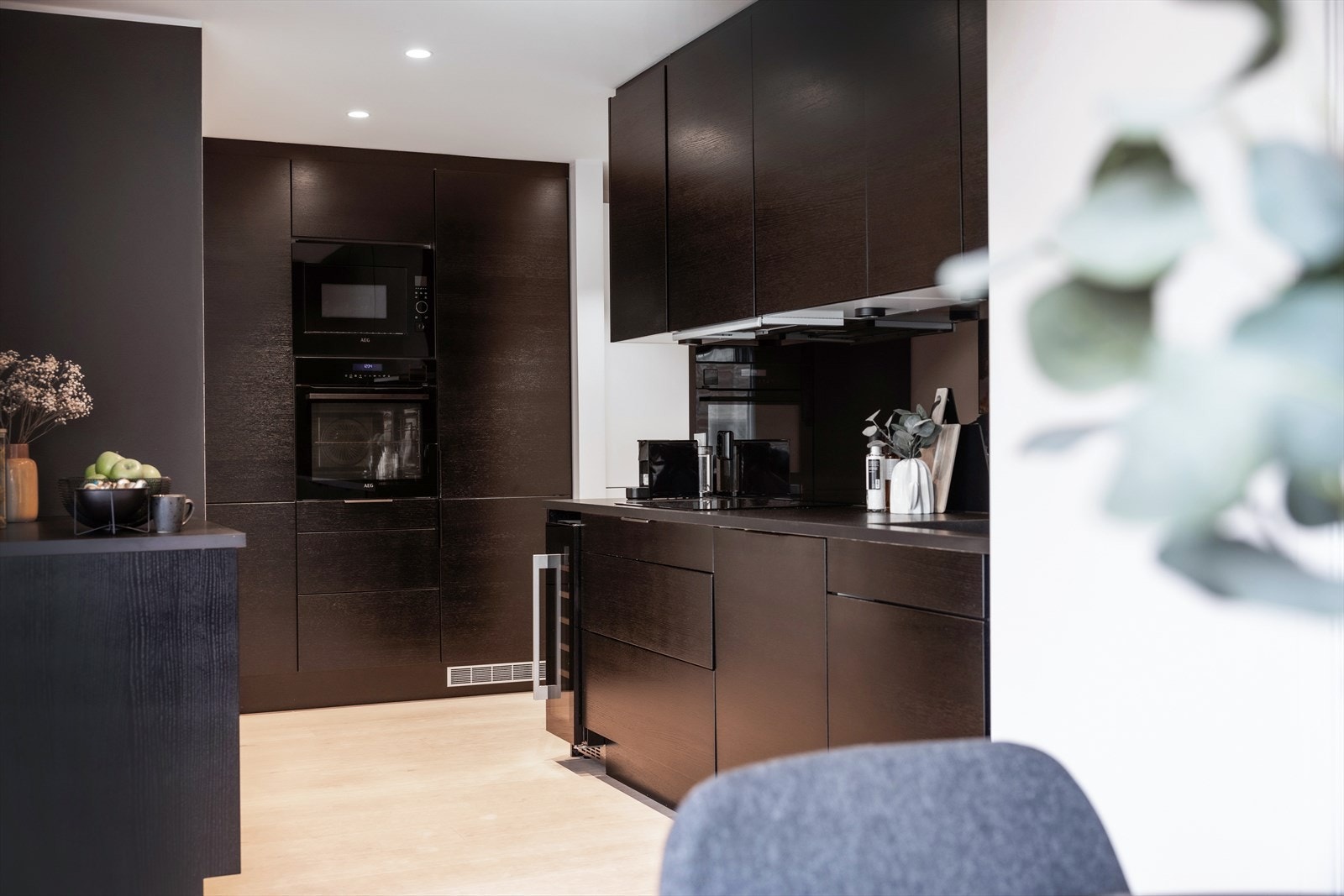 Kjøkkenet er utstyrt med platetopp, kum med ettgreps blandebatteri, ventilator, kjøl/fryseskap, mikrobølgeovn, ovn og oppvaskmaskin. Galleribilde