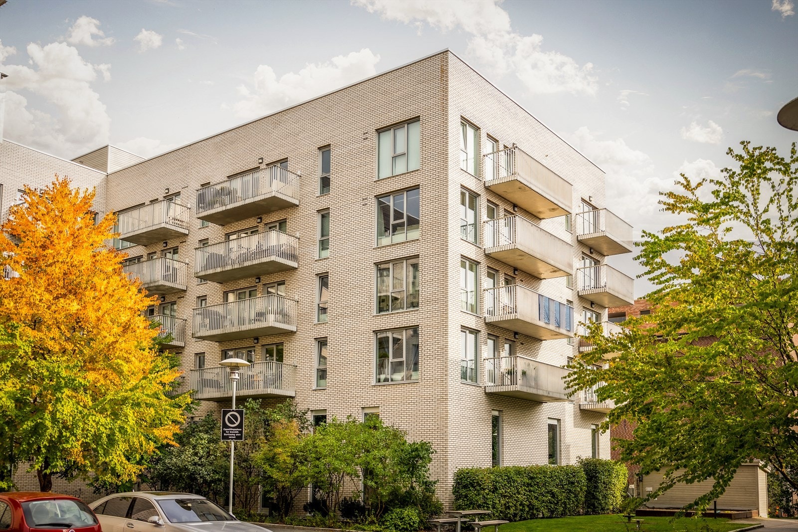 Leiligheten ligger flott til i 3. etasje. Galleribilde