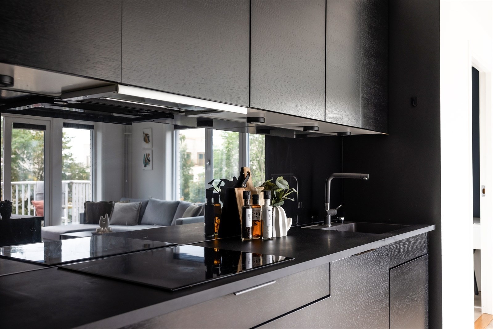 Kjøkkeninnredning med glatte fronter og foliert benkeplate. Galleribilde