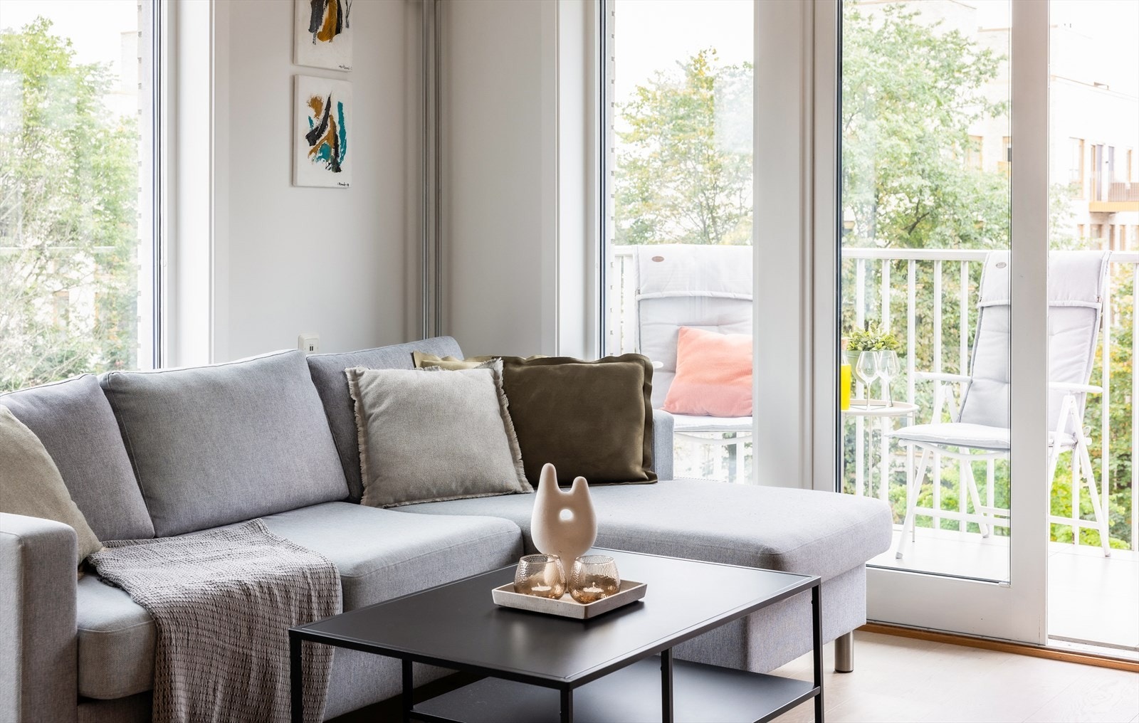 Vindusflatene gir rikelig med naturlig lysinnslipp til den hyggelig stuen. Galleribilde