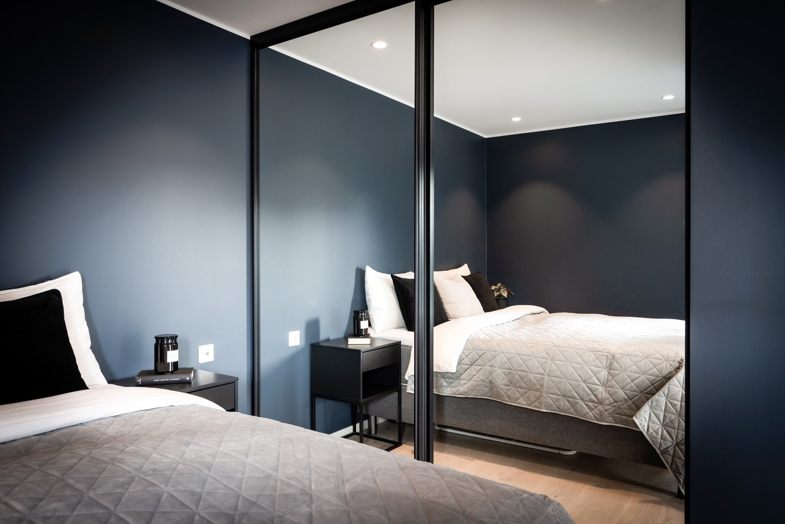 Praktisk garderobeløsning, som gir rikelig med oppbevaringsplass. Galleribilde