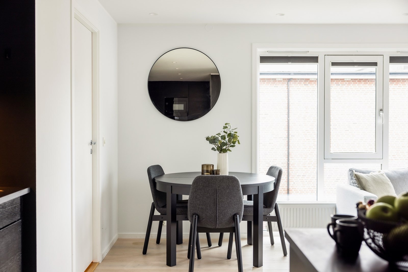 Spisestuen er i tilknytning til kjøkkenet, så man enkelt kan være sosial samtidig som matlagingen pågår. Galleribilde