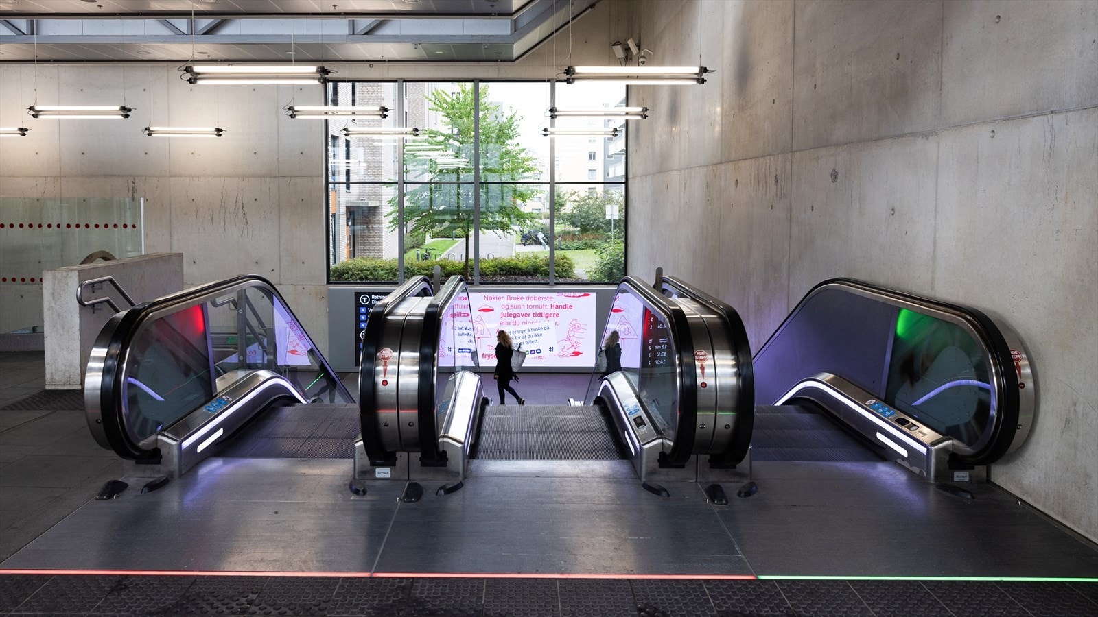 Rett over gaten finner du Løren T-bane, som enkelt tar deg inn til sentrum på noen få minutter. Galleribilde