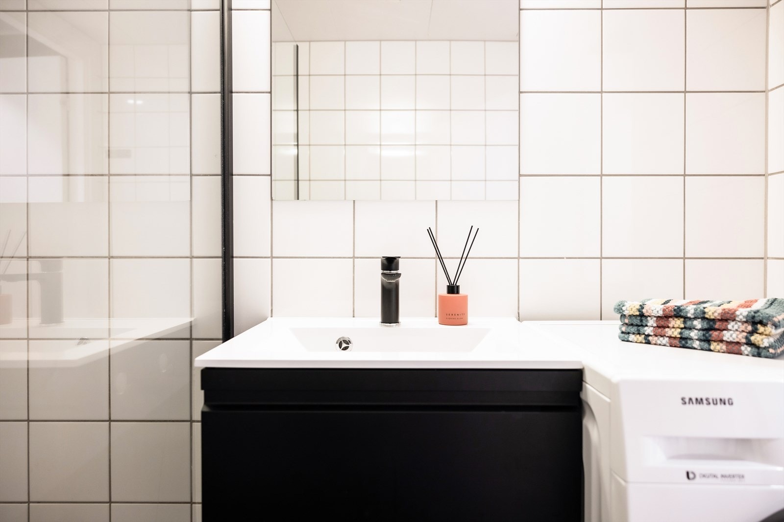 Overflater er utført med flislagte vegger og lakkerte himlingsplater. Flislagt gulv med elektriske varmekabler. Galleribilde