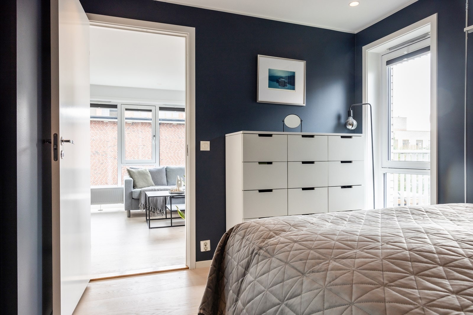 Vinduene gir godt med med daglys til rommet. Galleribilde