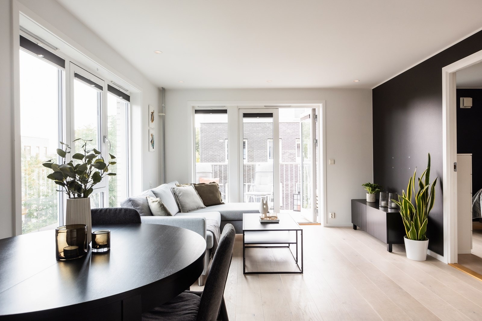 Romslig stue med god plass til både en spise- og sitegruppe. Galleribilde