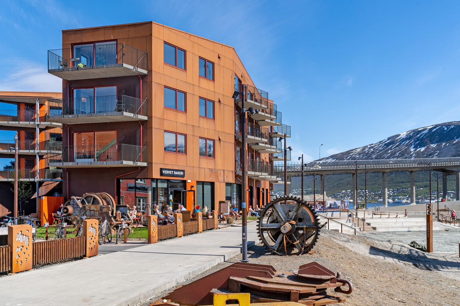 Nye, flotte Vervet ligger en kort gåtur unna og her er det allerede kommet flere restauranter, bakeri og fantastiske promenader.