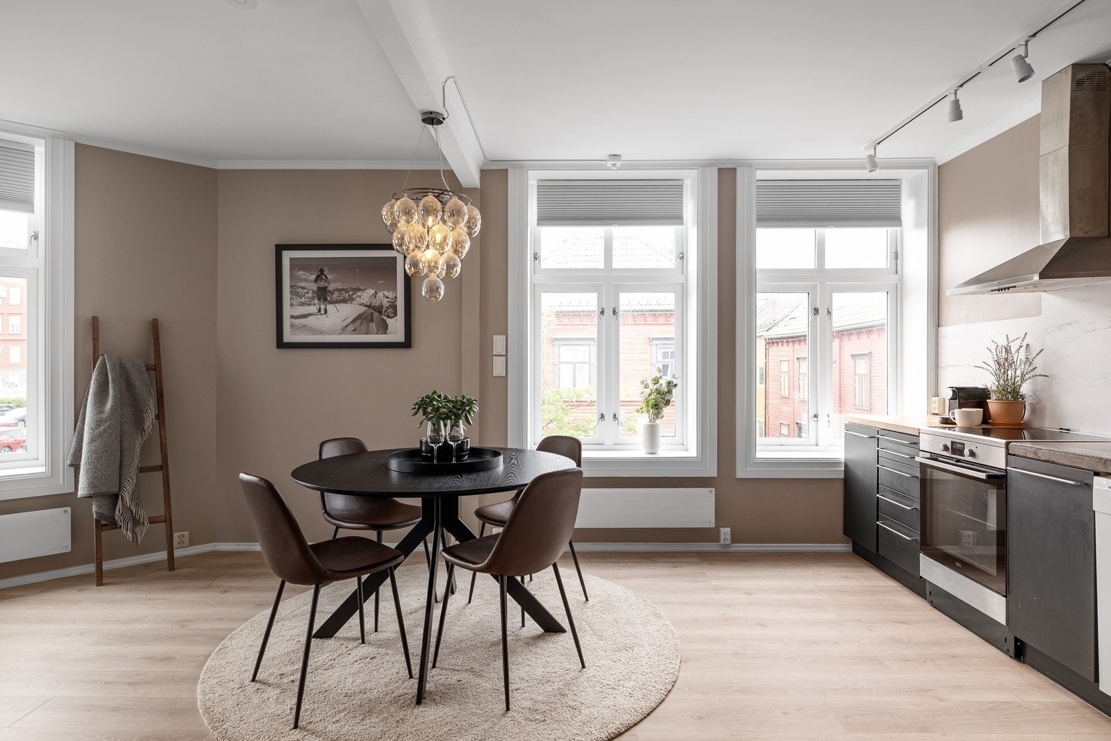 Proaktiv Eiendomsmegling har gleden av å presentere en praktisk og stilren 2-roms leilighet på populære Møllenberg. Galleribilde