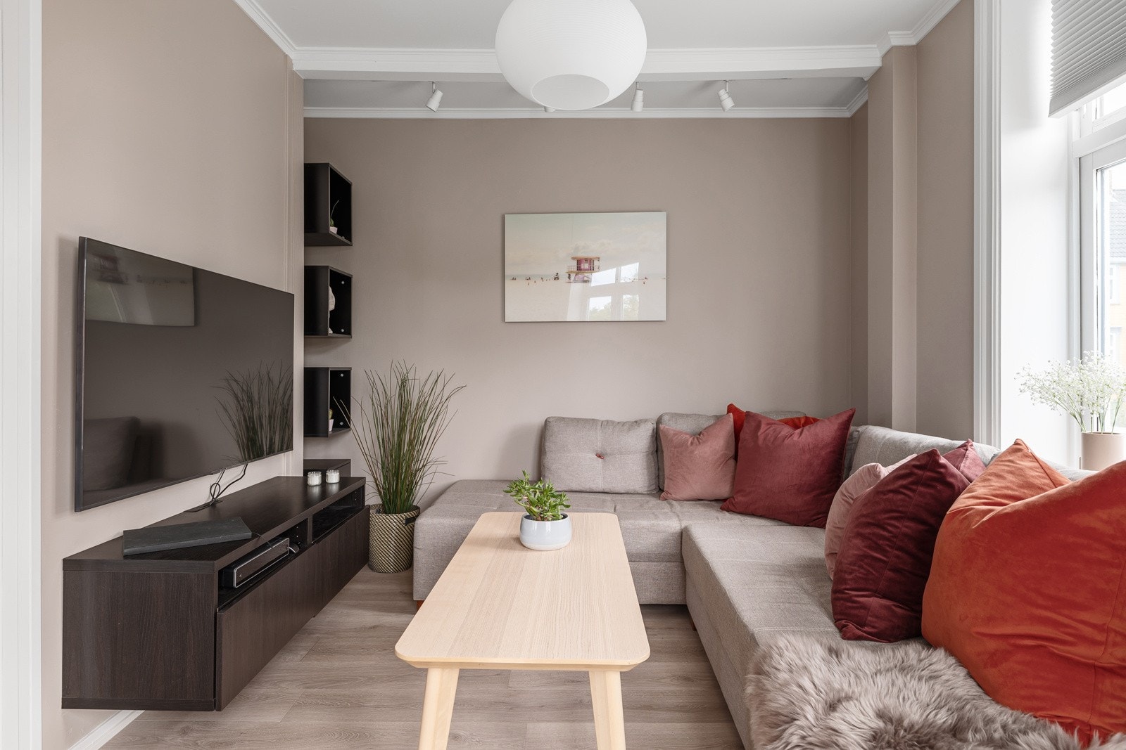 Stuen har god plass til sofagruppe og mediamøblement. Galleribilde