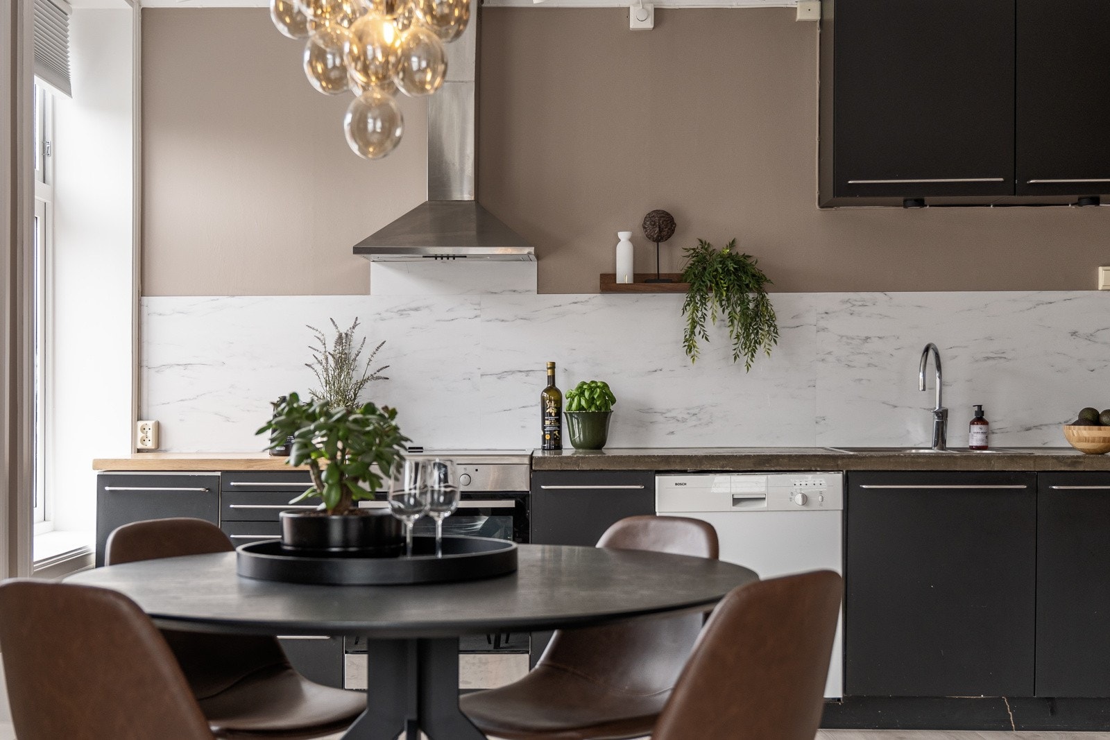 Plass til trivelig spisegruppe i nærhet av kjøkkenet. God plass til å invitere venner og familie på middag eller spillkveld. Galleribilde