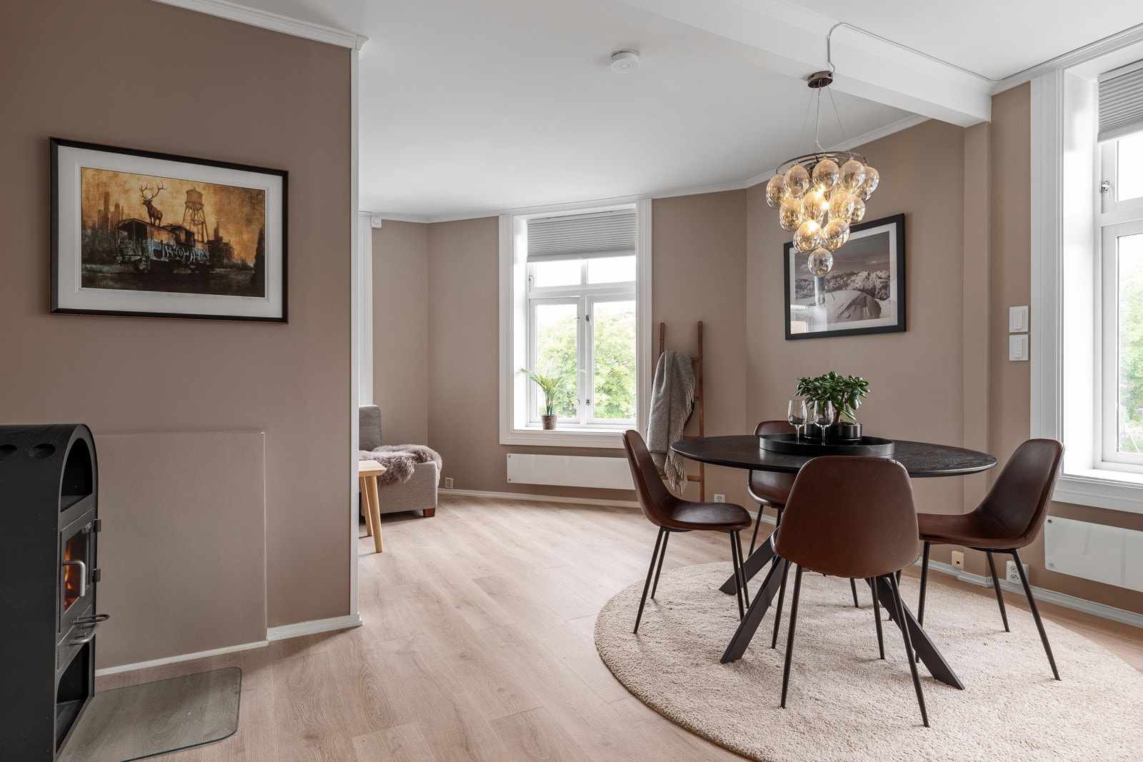 Tidligere var det skillevegg som delte stuen, for å ha ekstra soverom. Denne veggen er tatt ned for å gjøre leiligheten mer romslig og komfortabel. Galleribilde