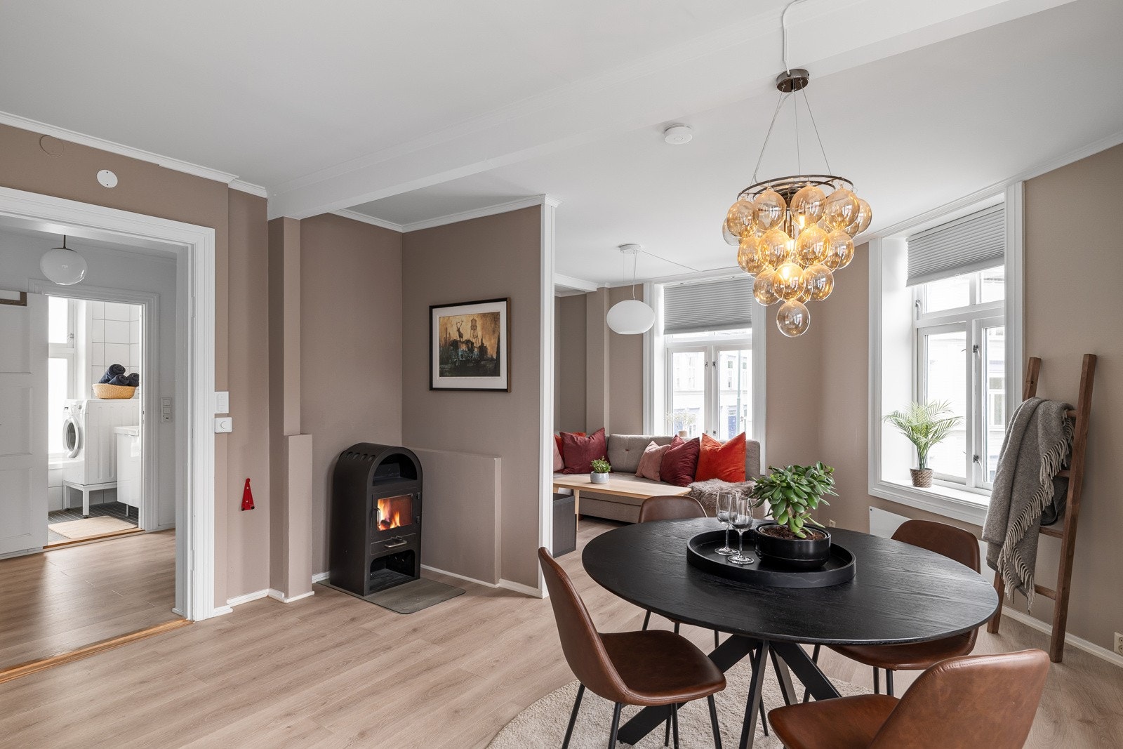 En praktisk planløsning, tidløse fargevalg og rikelig med naturlig innlys gjennom flere vindusflater. Galleribilde