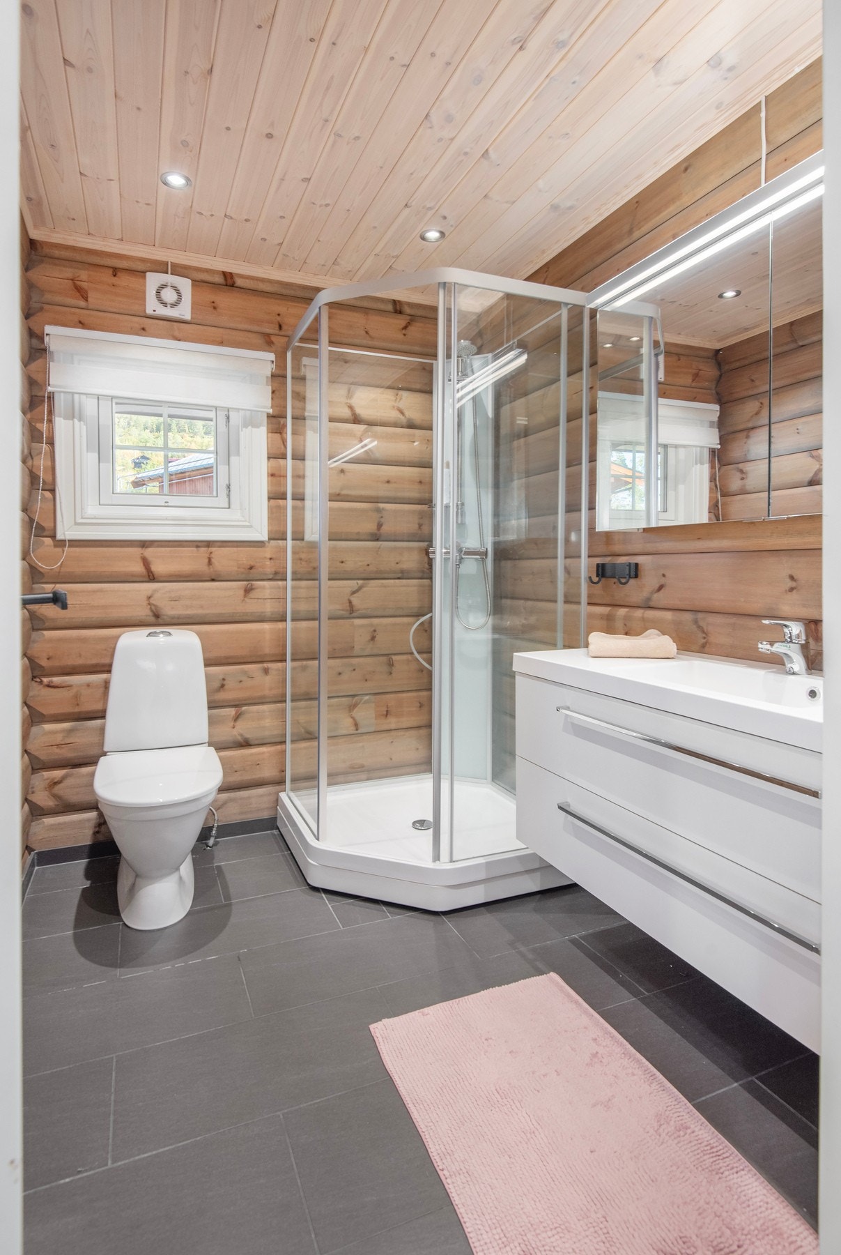 Bad 2 - Et romslig og pent bad. Galleribilde